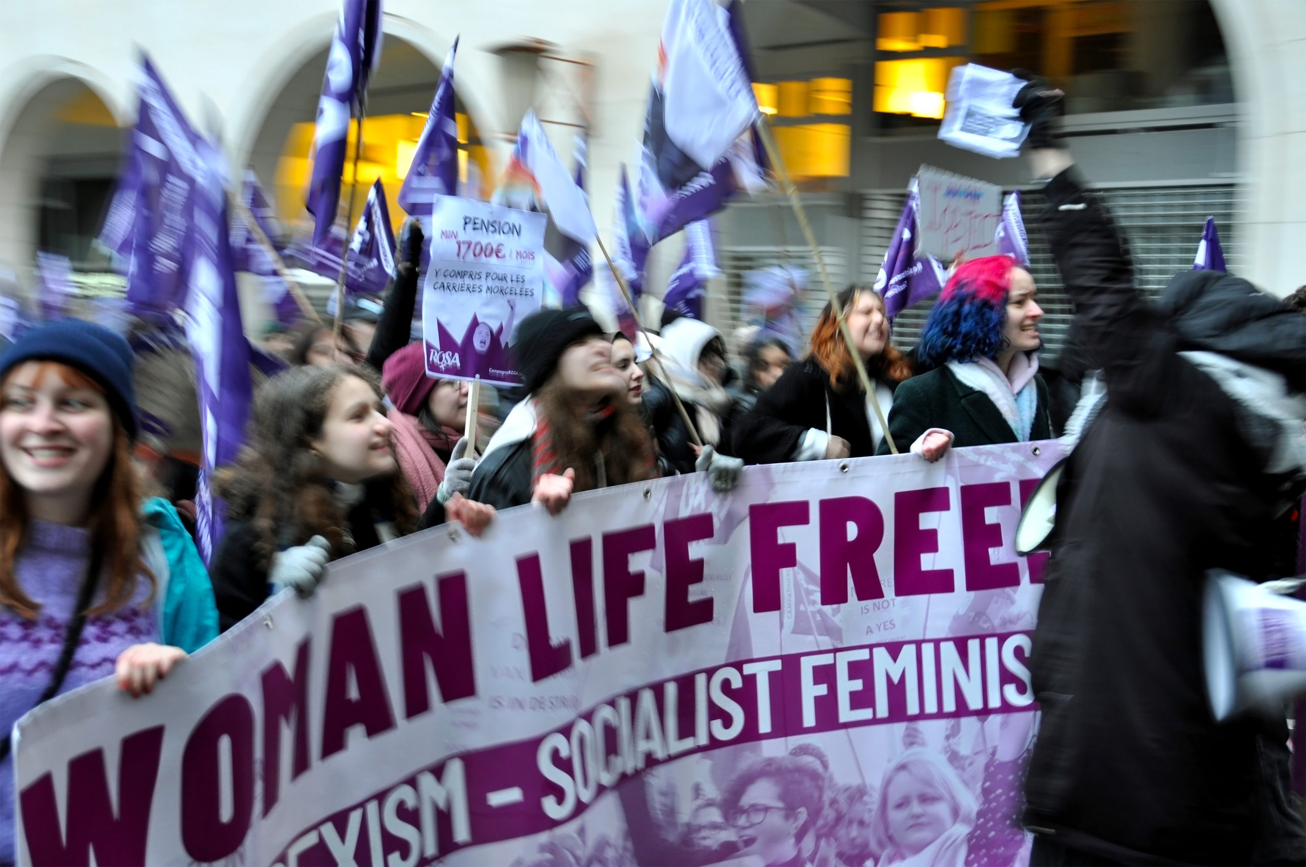 De la rue au parlement : femmes en luttes pour leurs droits